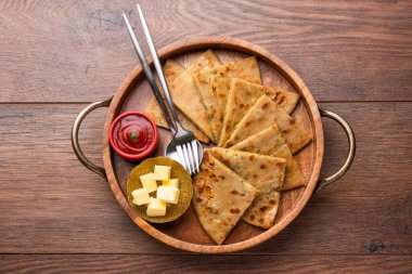 Aloo paratha ya da Gobi paratha olarak da bilinir. Hindistan 'ın alt kıtasından gelen patates ya da karnabahar dolması.