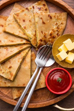 Aloo paratha ya da Gobi paratha olarak da bilinir. Hindistan 'ın alt kıtasından gelen patates ya da karnabahar dolması.