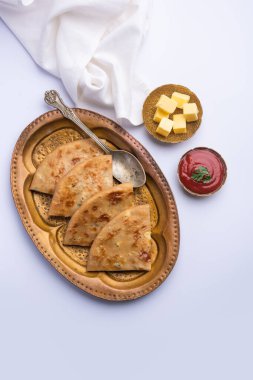 Aloo paratha ya da Gobi paratha olarak da bilinir. Hindistan 'ın alt kıtasından gelen patates ya da karnabahar dolması.