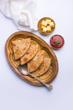 Aloo paratha ya da Gobi paratha olarak da bilinir. Hindistan 'ın alt kıtasından gelen patates ya da karnabahar dolması.