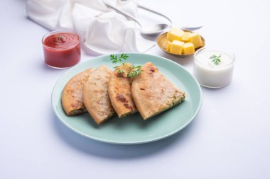 Aloo paratha ya da Gobi paratha olarak da bilinir. Hindistan 'ın alt kıtasından gelen patates ya da karnabahar dolması.