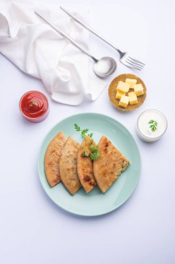 Aloo paratha ya da Gobi paratha olarak da bilinir. Hindistan 'ın alt kıtasından gelen patates ya da karnabahar dolması.