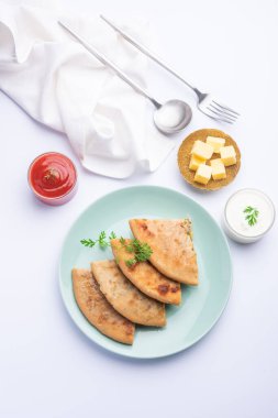 Aloo paratha ya da Gobi paratha olarak da bilinir. Hindistan 'ın alt kıtasından gelen patates ya da karnabahar dolması.