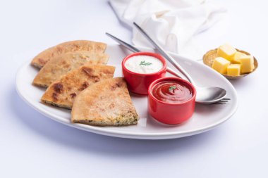 Aloo paratha ya da Gobi paratha olarak da bilinir. Hindistan 'ın alt kıtasından gelen patates ya da karnabahar dolması.