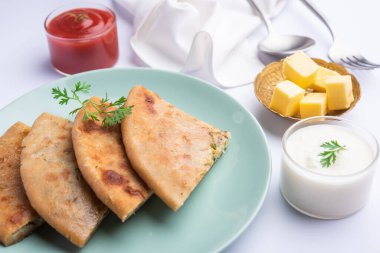 Aloo paratha ya da Gobi paratha olarak da bilinir. Hindistan 'ın alt kıtasından gelen patates ya da karnabahar dolması.