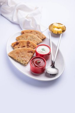 Aloo paratha ya da Gobi paratha olarak da bilinir. Hindistan 'ın alt kıtasından gelen patates ya da karnabahar dolması.