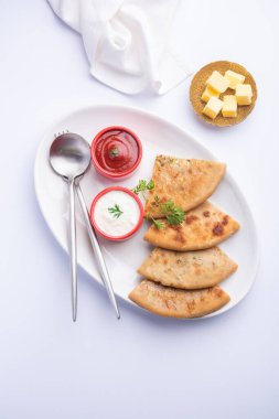 Aloo paratha ya da Gobi paratha olarak da bilinir. Hindistan 'ın alt kıtasından gelen patates ya da karnabahar dolması.