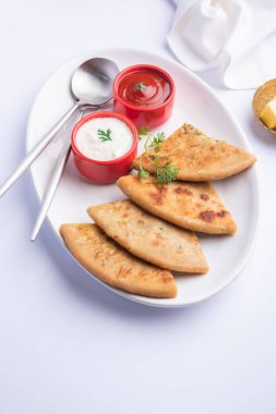 Aloo paratha ya da Gobi paratha olarak da bilinir. Hindistan 'ın alt kıtasından gelen patates ya da karnabahar dolması.