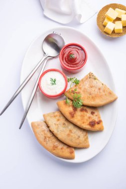 Aloo paratha ya da Gobi paratha olarak da bilinir. Hindistan 'ın alt kıtasından gelen patates ya da karnabahar dolması.