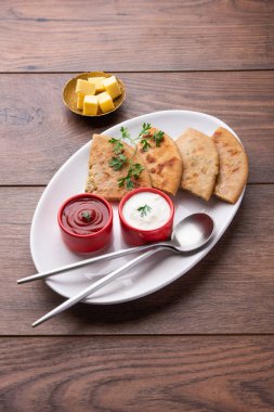 Aloo paratha ya da Gobi paratha olarak da bilinir. Hindistan 'ın alt kıtasından gelen patates ya da karnabahar dolması.