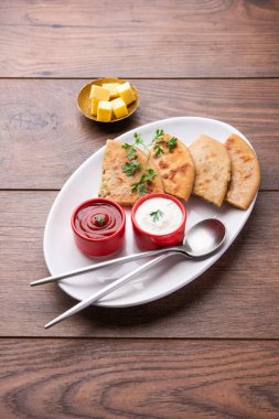 Aloo paratha ya da Gobi paratha olarak da bilinir. Hindistan 'ın alt kıtasından gelen patates ya da karnabahar dolması.