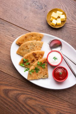 Aloo paratha ya da Gobi paratha olarak da bilinir. Hindistan 'ın alt kıtasından gelen patates ya da karnabahar dolması.