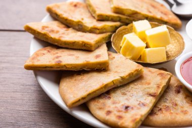 Aloo paratha ya da Gobi paratha olarak da bilinir. Hindistan 'ın alt kıtasından gelen patates ya da karnabahar dolması.