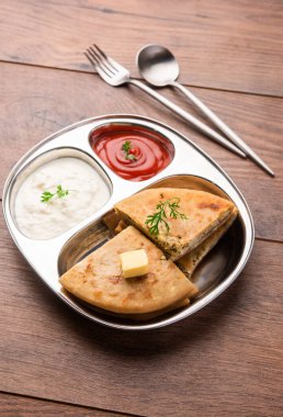 Aloo paratha ya da Gobi paratha olarak da bilinir. Hindistan 'ın alt kıtasından gelen patates ya da karnabahar dolması.