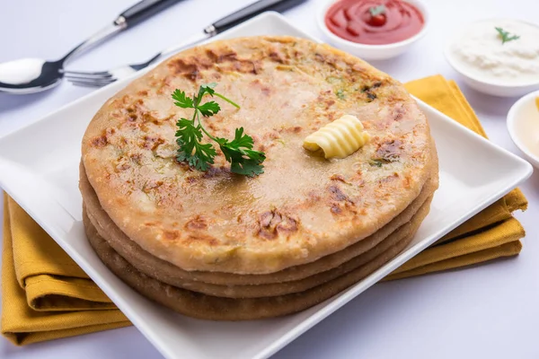Aloo paratha ya da Gobi paratha olarak da bilinir. Hindistan 'ın alt kıtasından gelen patates ya da karnabahar dolması.