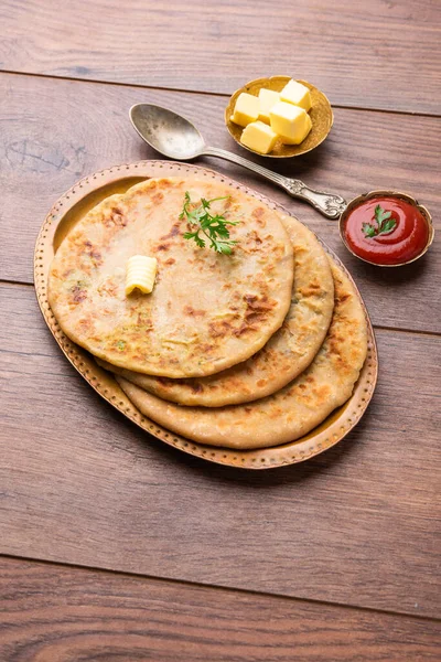 Aloo Paratha或Gobi Paratha也被称为Potato或Cauliflower填充扁平面包盘 原产于印度次大陆 — 图库照片