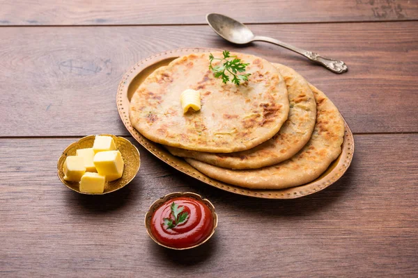 Aloo paratha ya da Gobi paratha olarak da bilinir. Hindistan 'ın alt kıtasından gelen patates ya da karnabahar dolması.