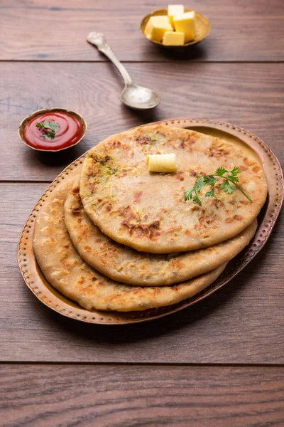 Aloo Paratha或Gobi Paratha也被称为Potato或Cauliflower填充扁平面包盘 原产于印度次大陆 — 图库照片