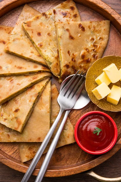 Aloo paratha ya da Gobi paratha olarak da bilinir. Hindistan 'ın alt kıtasından gelen patates ya da karnabahar dolması.