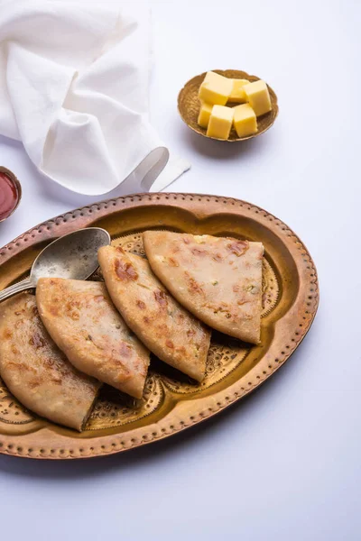 Aloo paratha ya da Gobi paratha olarak da bilinir. Hindistan 'ın alt kıtasından gelen patates ya da karnabahar dolması.