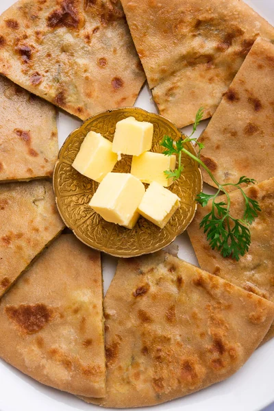 Aloo paratha ya da Gobi paratha olarak da bilinir. Hindistan 'ın alt kıtasından gelen patates ya da karnabahar dolması.