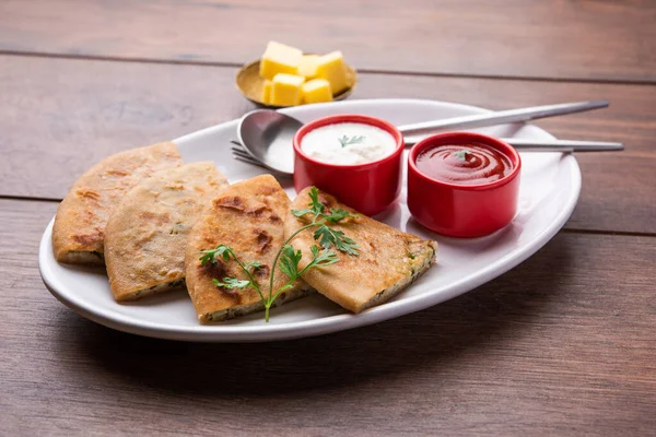 Aloo paratha ya da Gobi paratha olarak da bilinir. Hindistan 'ın alt kıtasından gelen patates ya da karnabahar dolması.