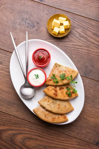 Aloo paratha ya da Gobi paratha olarak da bilinir. Hindistan 'ın alt kıtasından gelen patates ya da karnabahar dolması.