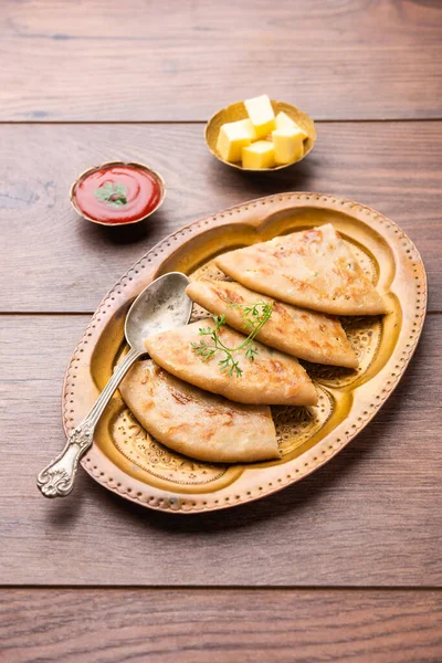 Aloo paratha ya da Gobi paratha olarak da bilinir. Hindistan 'ın alt kıtasından gelen patates ya da karnabahar dolması.