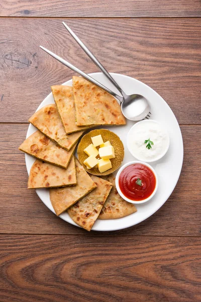 Aloo paratha ya da Gobi paratha olarak da bilinir. Hindistan 'ın alt kıtasından gelen patates ya da karnabahar dolması.