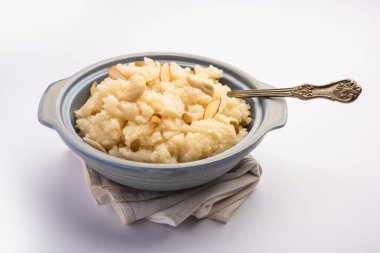 Suji ka halwa ya da rava sheera ya da ravyacha shira tatlı olarak sunulan bir Hint yemeğidir..