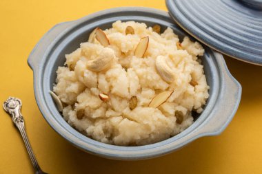 Suji ka halwa ya da rava sheera ya da ravyacha shira tatlı olarak sunulan bir Hint yemeğidir..