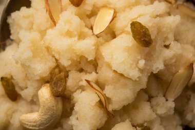 Suji ka halwa ya da rava sheera ya da ravyacha shira tatlı olarak sunulan bir Hint yemeğidir..