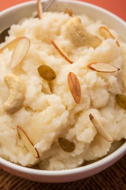 Suji ka halwa ya da rava sheera ya da ravyacha shira tatlı olarak sunulan bir Hint yemeğidir..