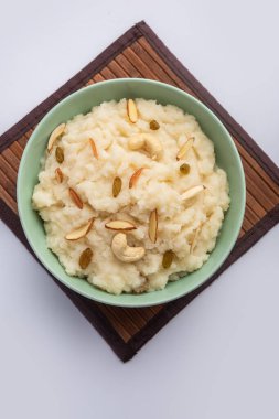 Suji ka halwa ya da rava sheera ya da ravyacha shira tatlı olarak sunulan bir Hint yemeğidir..