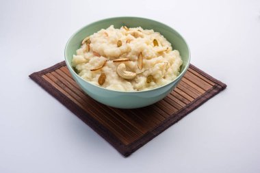 Suji ka halwa ya da rava sheera ya da ravyacha shira tatlı olarak sunulan bir Hint yemeğidir..
