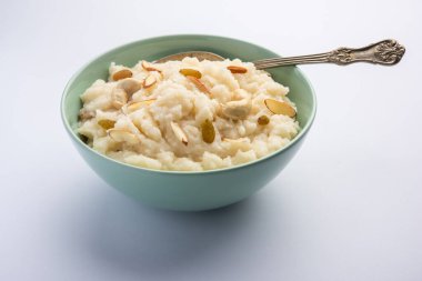 Suji ka halwa ya da rava sheera ya da ravyacha shira tatlı olarak sunulan bir Hint yemeğidir..