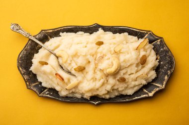 Suji ka halwa ya da rava sheera ya da ravyacha shira tatlı olarak sunulan bir Hint yemeğidir..