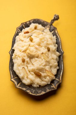 Suji ka halwa ya da rava sheera ya da ravyacha shira tatlı olarak sunulan bir Hint yemeğidir..