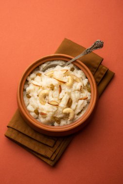 Suji ka halwa ya da rava sheera ya da ravyacha shira tatlı olarak sunulan bir Hint yemeğidir..