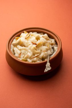 Suji ka halwa ya da rava sheera ya da ravyacha shira tatlı olarak sunulan bir Hint yemeğidir..