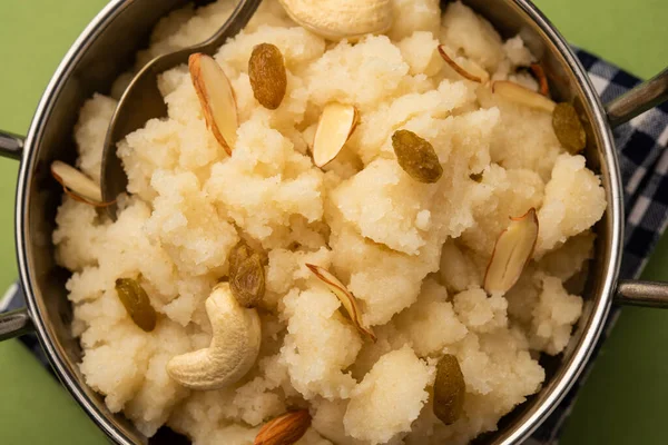 Suji ka halwa ya da rava sheera ya da ravyacha shira tatlı olarak sunulan bir Hint yemeğidir..