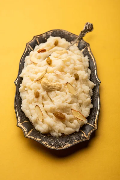 Suji ka halwa ya da rava sheera ya da ravyacha shira tatlı olarak sunulan bir Hint yemeğidir..
