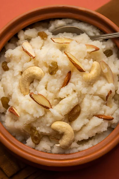 Suji ka halwa ya da rava sheera ya da ravyacha shira tatlı olarak sunulan bir Hint yemeğidir..