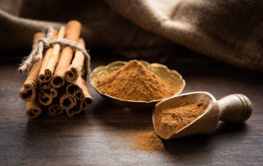 Tarçın çubukları ve toz aynı zamanda Dalchini tozu olarak da bilinir, Hint baharatlarından önemli bir karışım.