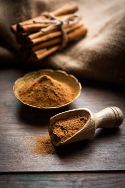 Tarçın çubukları ve toz aynı zamanda Dalchini tozu olarak da bilinir, Hint baharatlarından önemli bir karışım.