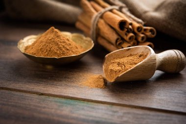 Tarçın çubukları ve toz aynı zamanda Dalchini tozu olarak da bilinir, Hint baharatlarından önemli bir karışım.