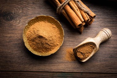 Tarçın çubukları ve toz aynı zamanda Dalchini tozu olarak da bilinir, Hint baharatlarından önemli bir karışım.