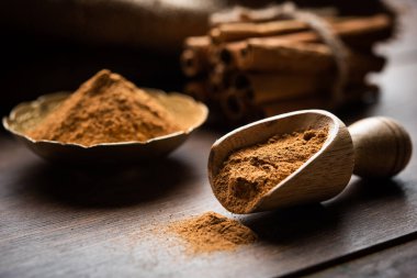 Tarçın çubukları ve toz aynı zamanda Dalchini tozu olarak da bilinir, Hint baharatlarından önemli bir karışım.