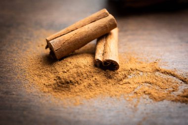 Tarçın çubukları ve toz aynı zamanda Dalchini tozu olarak da bilinir, Hint baharatlarından önemli bir karışım.