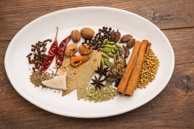 Hint garam masala tozu ve renkli baharatlar. seçici odak